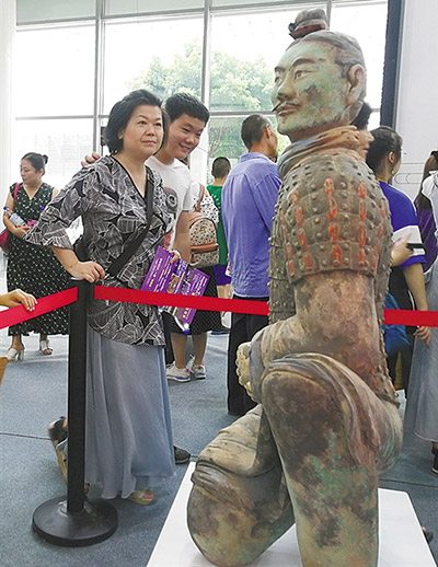  国家文物局在智慧文博馆内展出的由3D打印彩绘成型的跪射武士俑